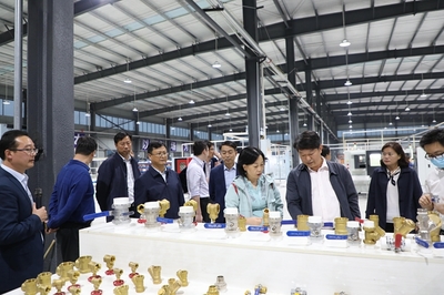 全市三季度招商引资项目现场会与会代表来竹参观