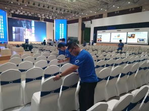热情饱满 用心服务 大会志愿者成会场一道亮丽的风景线